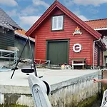6 Person In Hernar-by Traum *