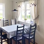 6 Person In Hernar-by Traum