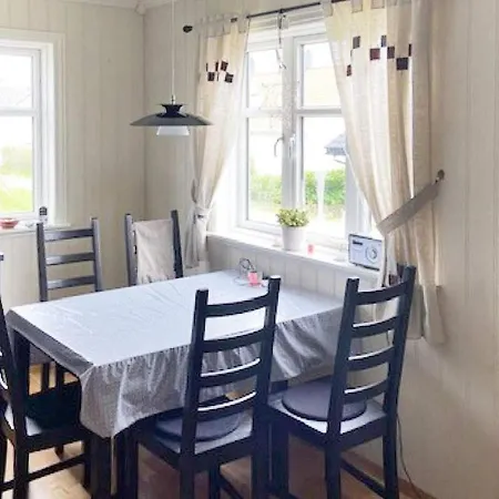 6 Person In Hernar-by Traum