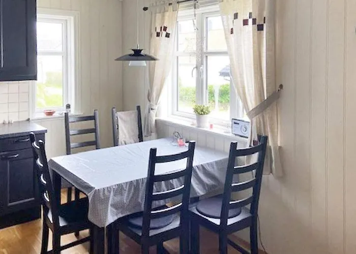 6 Person In Hernar-by Traum