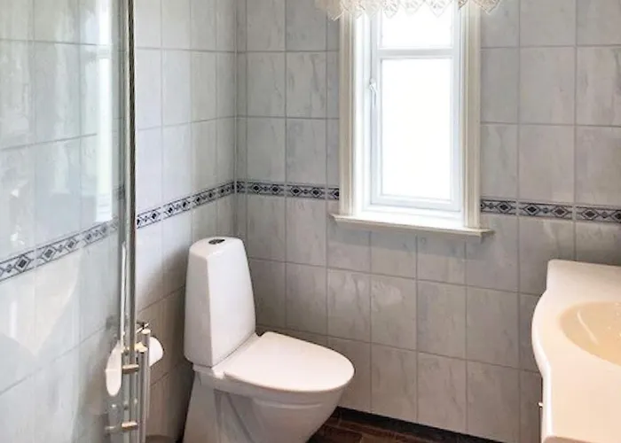 6 Person In Hernar-by Traum